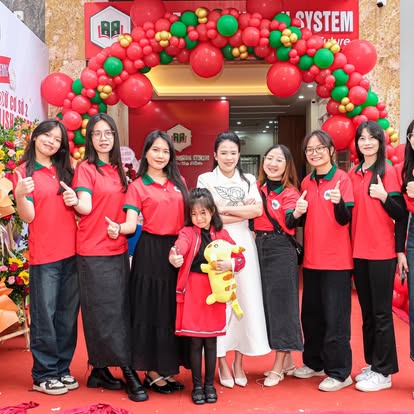 Ban lãnh đạo và giáo viên trong ngày khai trương