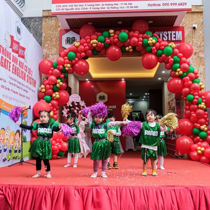 Các bé biểu diễn cheerleading tại lễ khai trương