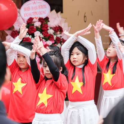 Học sinh biểu diễn múa trong sự kiện