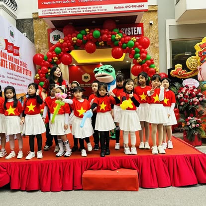 Các em nhỏ ca hát tại lễ khai trương